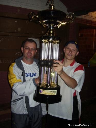 Ari Muller das Lojas Solar entrega o troféu de Campeão a Sul Motos. (Foto: LISERF)