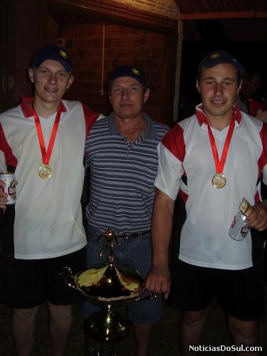 Egon Herbet com os filhos campeões Tiago e Vilson. (Foto: LISERF)