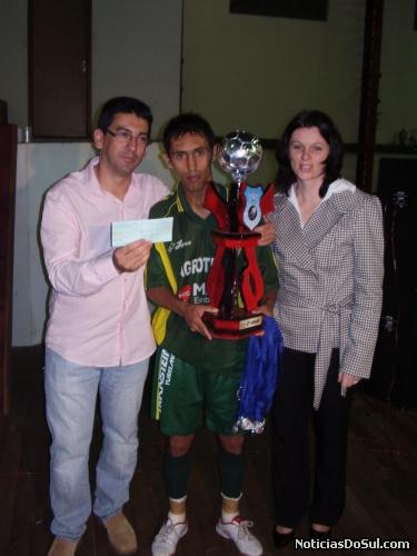 José Laerce, Índio e Prefeita Carla e o prêmio para o 2°Lugar (Foto: LSM)