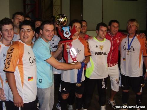 Barboncelos recebe o prêmio (Foto: LSM)