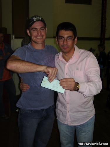 José Laerce entrega prêmio a equipe 4° Lugar de Pareci Novo (Foto: LSM)