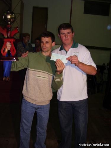 Pet recebe de Beto o prêmio pelo 3°Lugar do Foragidos (Foto: LSM)