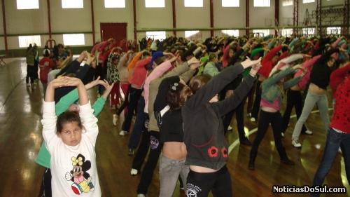 Alunos da Escola São Salvador se exercitam (Foto: Cleo M Meurer)