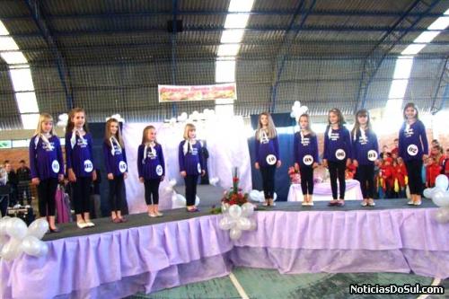Todas as candidatas ao Garota Gerânio desfilan e encantam o público (Foto: divulga-ba)