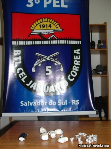 Drogas estavam em posse de Leonardo (Foto: Cleo Meurer)