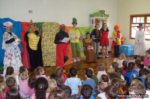 Teatro na Creche Maragaridinha