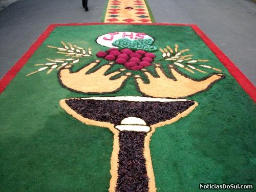 Entre os símbolços que homenageiam a Cristo está o cálice, feito com muito carinho (Foto: romildo)