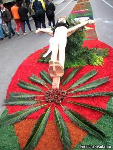 Um imagem de Cristo feita por uma artista barbosense faz parte da decoração em homenagem a Cristo (Foto: romildo)