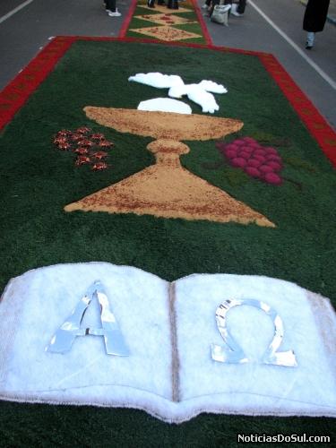 A sagrada escritura está presente na vida dos fiéis por isto o seu símbolo está aqui (Foto: romildo)