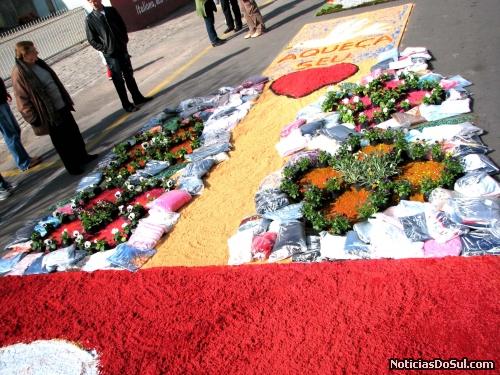Aquecer o coração, é abrir e doar, pequena parte de doações fazem parte deste instante de louvor (Foto: romildo)