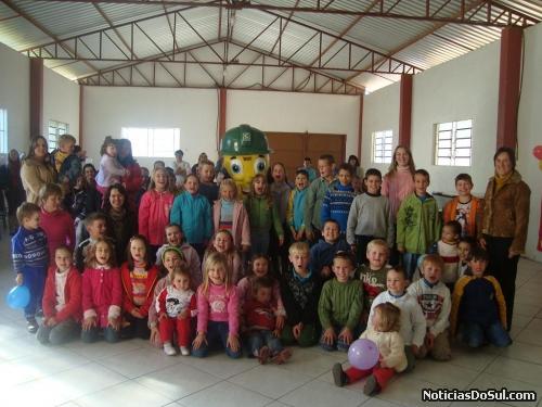 A Família unida (apis e alunos) festejam a oportunidade de se encontrarem na escola (Foto: divulga sp)