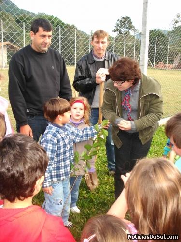 Aluno faz questão de conversar com a prefeita após o plantio de mudas (Foto: divulga SV)