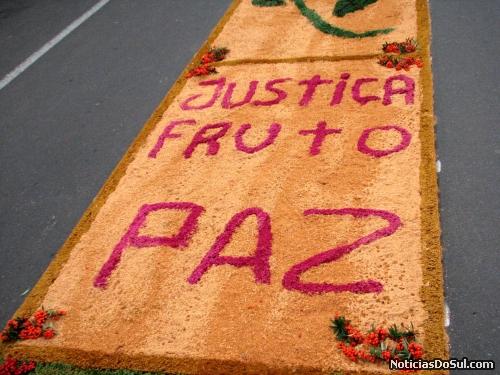 Ao passar as pessoas podem ter mensagens que as ajudam a refletir sobre a importância de cada atitude (Foto: romildo)