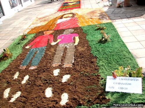 Cristo nos protege é o que este tapete feito de serragem quer nos dizer nesta homenagem a Cristo (Foto: romildo)