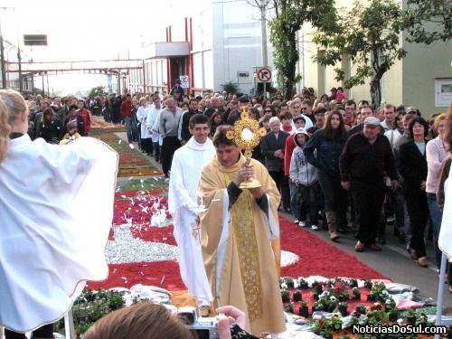 Enquanto Cristo é levado solenemente pelas ruas crianças jogam papeis em sua homenagem (Foto: romildo)