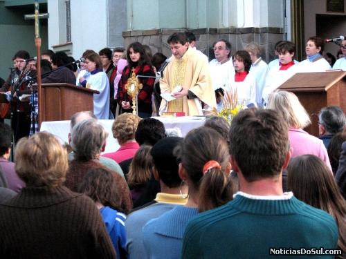 Ao final da celebração e procissão os fièis recebem a benção, por intercessão de Crito Jesus (Foto: romildo)