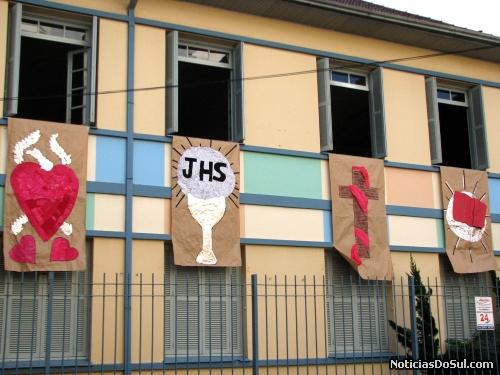 A população participa, colocando enfeites ou faixas alusivas, por onde Jesus passa (Foto: romildo)