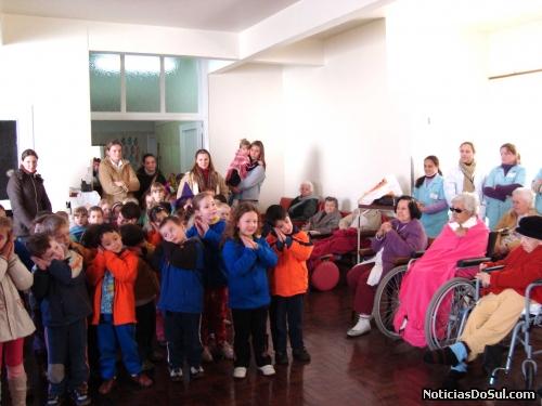 alunos das escolas infantis, homenageiam os vovós pela passagem de seu dia (Foto: Clei M Meurer)
