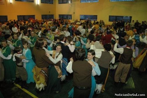 Todos dançam no 1º Encontro Artístico de São Pedro (Foto: PhotoArte)