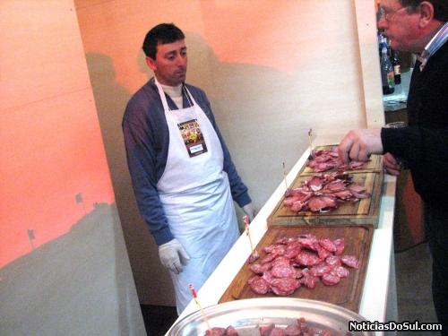 A Ferrari Alimentos coloca à disposição dos visitantes embutidos de excelente qualidade que agradam a todos (Foto: Romildo)