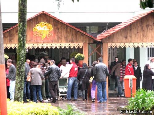 O sábado prenunciou um público maior desde às 10 horas, com vans e ônibus chegando (Foto: romildo)