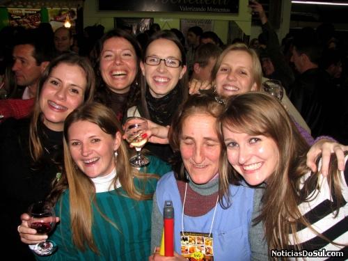 A juventude sempre se fez presente em grande númro como é o caso destas que vieram de lajeado e de Arroio do meio, para festejar em Carlos Barbosa (Foto: Romildo)