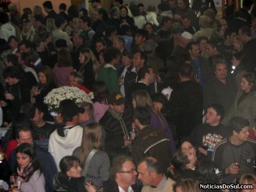 Os participantes aproveitam a comida e a bebida farta. além de vibrar com a boa música (Foto: Romildo)