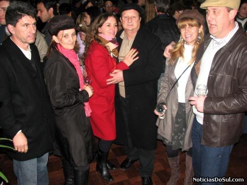 Catarinenses aqui representados por chapecoenses presentes no Festiqueijo, manifesta sua alegria de poder participar do festival (Foto: Romildo)