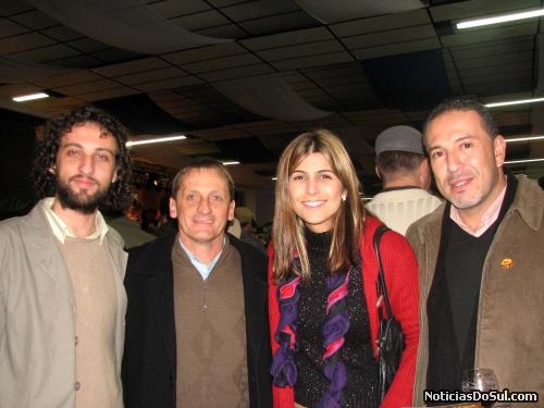 A Deputada Manuela D"Avila, ao lado do vice-prefeiro de Carlos Barbosa, que teceu muito elegios ao festiqueijo e sua organização (Foto: Romildo)