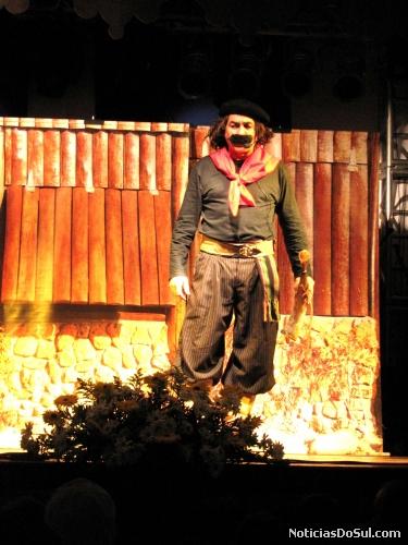 O Guri de Uruguaiana, encerrou a noite com um show humorístico, trazendo muita alegria aos vistantes do Festiqueijo (Foto: Romildo)