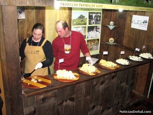 Os estandes oferecem mais de 40 tipos de queijos da melhor qualidade como é o caso do Cichelero (Foto: Romildo)