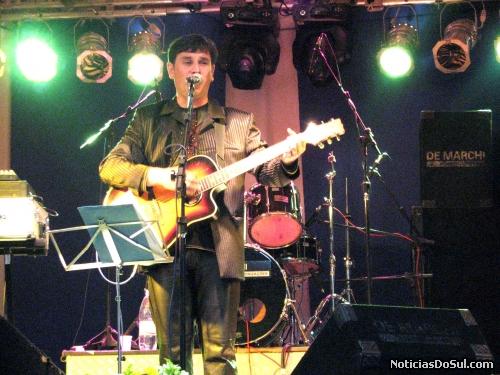 Jose Sampaio, agradou ao público pela diversidade musical e por fazer com que todos se movimentassem (Foto: romildo)