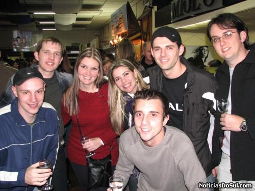 Grupo de Lajeado, está feliz por poder participar do festiqueijo e degustar queijos e vinhos da melhor qualidade (Foto: romildo)