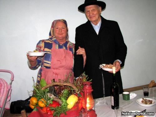 Alguns além de trajarem a carater, fizeram questão de trazer uma cesta típica, além do tradicional lampião que ilumimava sua noites (Foto: romildo)