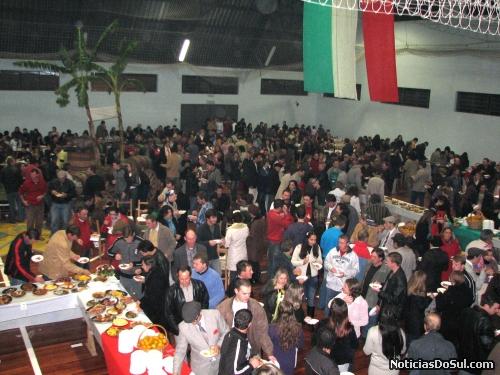 Muitos preferem permancer em pé , para melhor poder apreciar a farta gastronomia colocada à sua disposição (Foto: romildo)