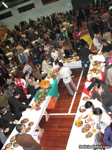 A facilidade de poder acessar às mesas e poder pegar o alimento de sua preferência foi muito importante para satisfação dos participantes (Foto: romildo)