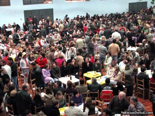 Era uma verdadeira multidão, pois eram mais de 1450 pessoas, degustando tudo o que estava à sua disposição (Foto: romildo)