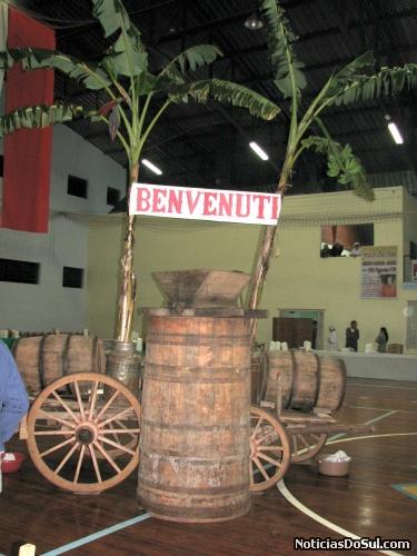 Os participantes recebiam as boas vindas com o vinho á sua disposição, para apreciar (Foto: romildo)