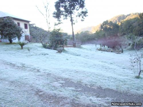 A brancura da geada, dá impressão de uma necasca, mas deixa os campos lindo ao amanhecere (Foto: Juares-ba)