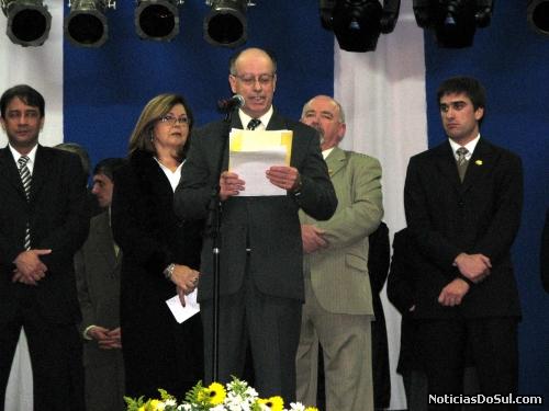 Presidente do Festiqueijo Darci Garcia, abre o evento desejando que todos possam usufruir do que há de melhor, do fruto produzido pelos produtores rurais (Foto: romildo)