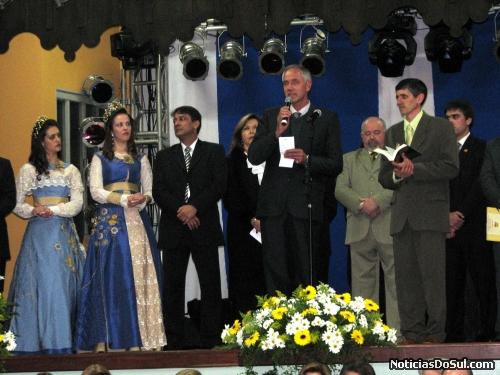 Sob a proteção de Deus, Padre Sérgio e Pastor Alex, pede a benção do Altíssimo sobre todos os que irão participar do Festiqueijo (Foto: romildo)