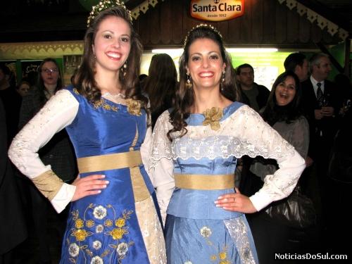 A Senhorita Festiqueijo Juliana Cichelero e a Dama de Companhia Diana Fachinelli, recebem a todos sempre com o sorriso estampado no rosto (Foto: romildo)