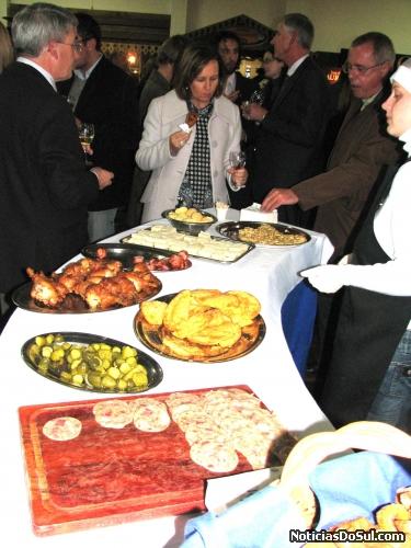 A mesa farta está à disposição de todos os visitantes, com comida para agradar a todos os paladares, além do que é servido nos estandes (Foto: romildo)