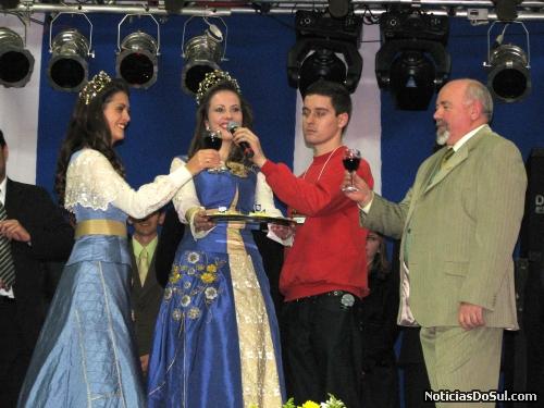 Abertura do Festiqueijo é motivo para brindar desejando todo o sucesso e desejar o melhor a todos os visitantes (Foto: romildo)