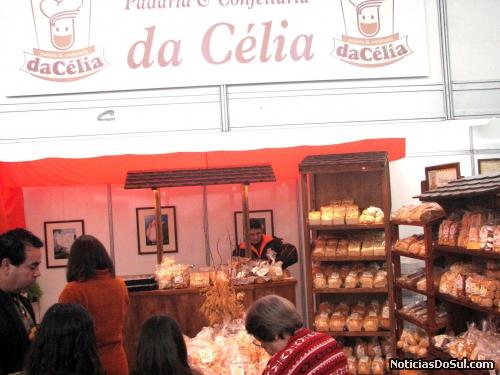 Na feira de compras, além de roupas você encontra alimentos de qualidade à disposição e que podem ser degustados no local (Foto: Romildo)