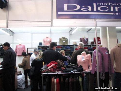 A variedade de produtos à disposição dos visitantes é grande na feira de Compras (Foto: Romildo)