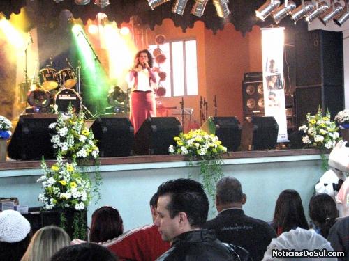 Inês Rizzardo, foi uma das atrações do domingo no festiqueijo, cantando belas canções italianas (Foto: Romildo)