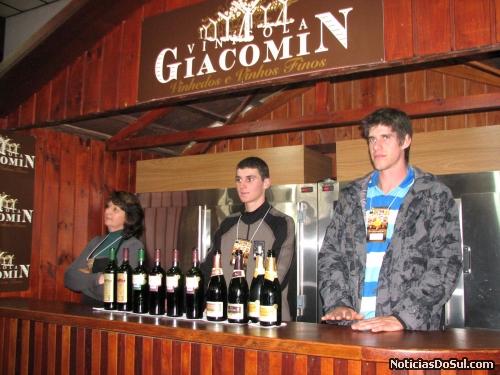 Vinhos e espumantes à disposição de todos, as pessoas estão sempre prontas a serví-lo (Foto: Romildo)