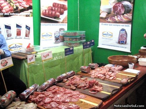 Os mais diversos tipos de embutidos chamam a atenção e são apreciados por todos os vistantes que tecem elogios pela qualidade dos produtos (Foto: Romildo)