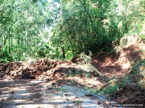 As enchurradas provocaram deslizamentos e acumulo de terra nas estradas (Foto: divulga-sv)